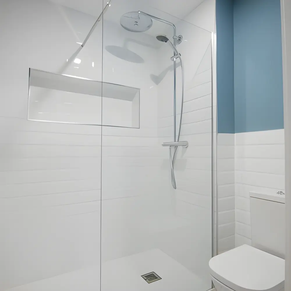 Alicatado de azulejos en un baño de Tarragona
