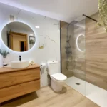 Baño reformado en Tarragona con mampara y grifería nueva