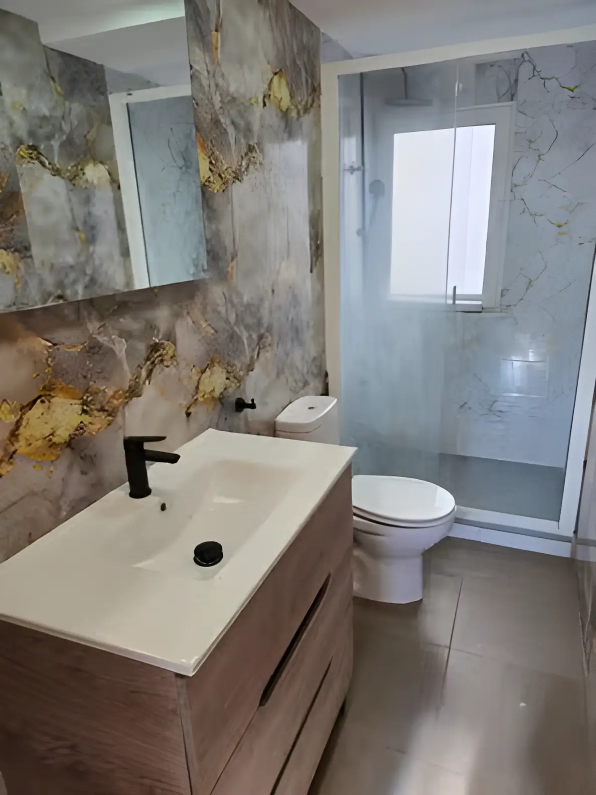 Reformas de Baños Tarragona con plato de ducha moderno